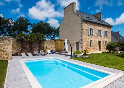 Villa Aline - Plounéour-Brignogan-Plages-Photo-immobilière-drone-Brest plan large piscine ciel bleu